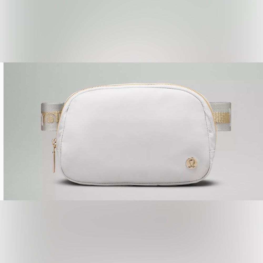 Lululemon New Everywhere Belt Bag 1L
Wordmark
